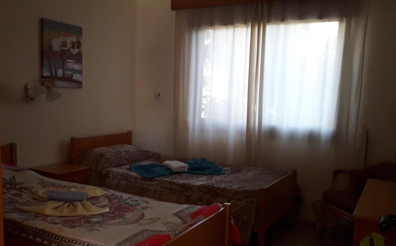 Natasha'S Apartments Пафос Екстериор снимка