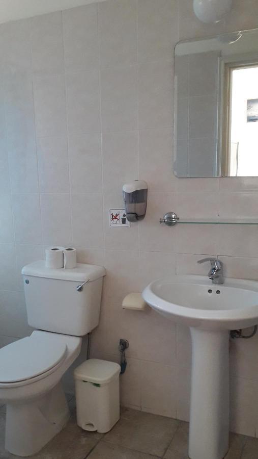 Natasha'S Apartments Пафос Екстериор снимка