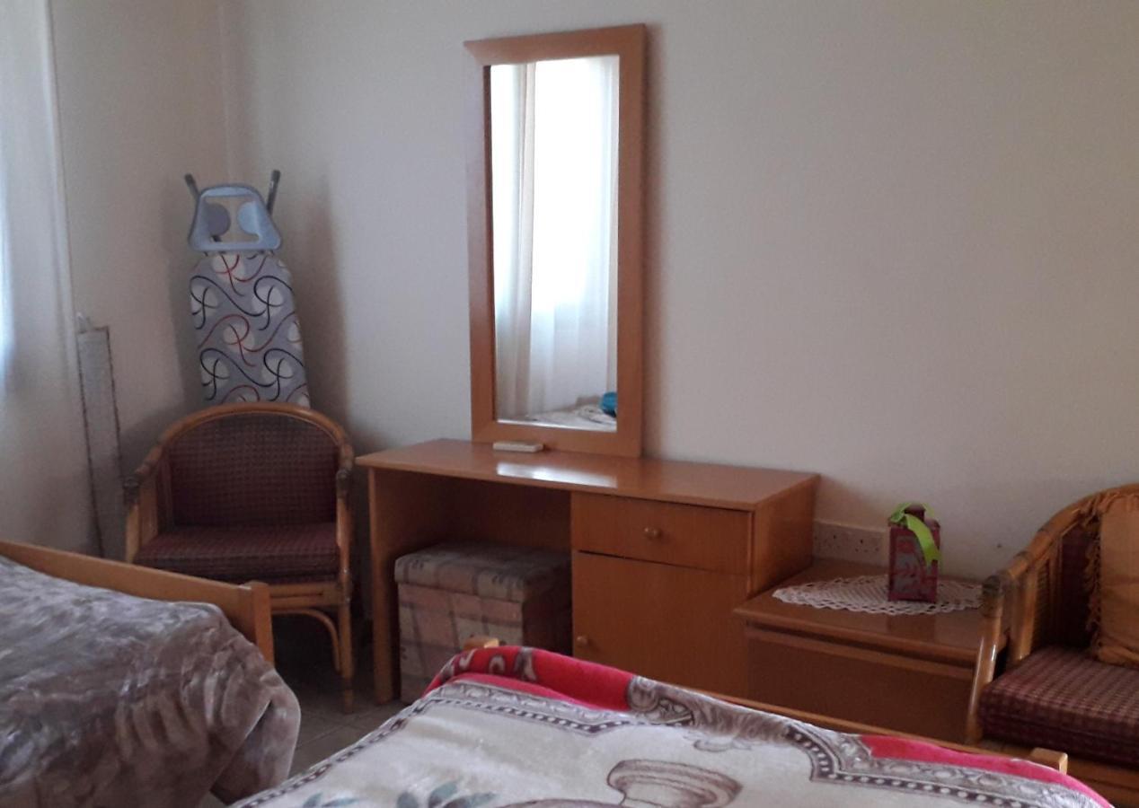 Natasha'S Apartments Пафос Екстериор снимка